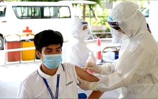 Cận cảnh tiêm vắc-xin ở tâm dịch Bắc Giang