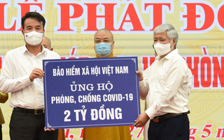 BHXH Việt Nam trao 2 tỉ đồng ủng hộ phòng chống dịch Covid-19