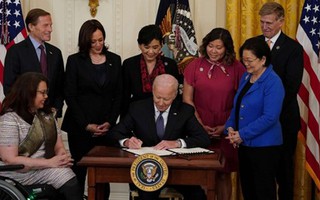 Việt Nam hoan nghênh Tổng thống Joe Biden ký ban hành luật chống thù hận người gốc Á