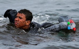 Số phận của cậu bé Morocco bơi qua biển bằng chai nhựa rỗng