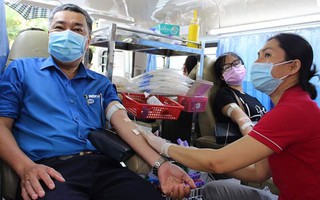 Đoàn viên tình nguyện hiến máu cứu người
