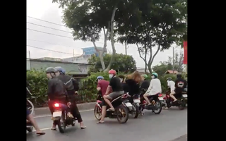 Gần trăm nam, nữ làm liều trên Quốc lộ 22