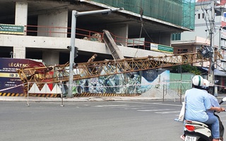 Phú Yên: Rơi cần cẩu công trình dài hơn 20m, nặng hàng tấn từ độ cao hơn 50m