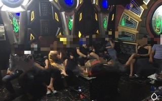 Ngỡ ngàng với hình ảnh diễn ra trong quán karaoke 7969