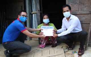 Báo Người Lao Động trao 27,9 triệu đồng cho người phụ nữ tật nguyền mất nhà