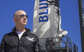 “Người giấu mặt” chi khủng cùng tỉ phú Jeff Bezos du hành không gian
