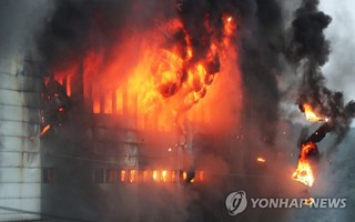 Hàn Quốc: Nín thở chờ phép mầu cho lính cứu hỏa kẹt trong tòa nhà cháy