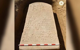 Cuốc đất, người nông dân đào được báu vật Ai Cập 2.600 tuổi