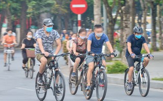 Cận cảnh hồ Gươm trở thành “trường đua” xe đạp cho người  tập thể dục buổi sáng