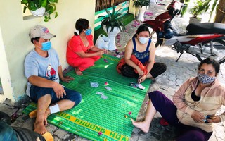 Mức phạt bất ngờ cho nhóm người ngồi đánh bài trên vỉa hè