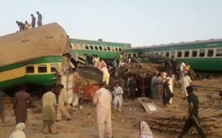 Hai tàu cao tốc Pakistan đâm nhau, thương vong la liệt