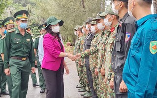 Phó Chủ tịch nước thăm và tặng quà các chiến sĩ biên phòng Kiên Giang