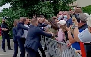 Sốc: Tổng thống Pháp Emmanuel Macron bị tát trong chuyến công du