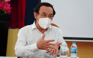 Bí thư Thành ủy TP HCM Nguyễn Văn Nên trao đổi với các chuyên gia dịch tễ về phòng chống Covid-19