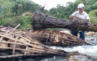 Dùng a'ruung bắt cá để bảo vệ môi trường