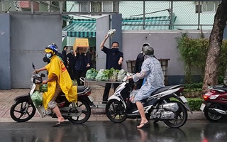 Hình ảnh ấm lòng giữa buổi chiều mưa ngập nhiều nơi ở TP HCM
