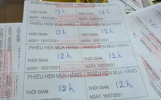 Siêu thị ở TP HCM giảm quá tải vì phát phiếu hẹn giờ, cho nhân viên mua hàng giùm khách