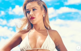 Rita Ora tung ảnh bikini “nhức mắt”