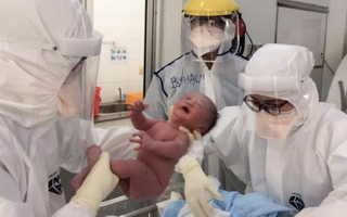 TP HCM: Thêm bé trai chào đời ở bệnh viện điều trị Covid-19