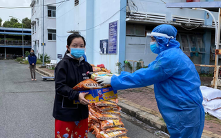 Cá, tôm, tép khô nghĩa tình Quảng Nam đến với công nhân cách ly