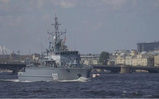 Hai tàu chiến Nga đụng nhau trên sông