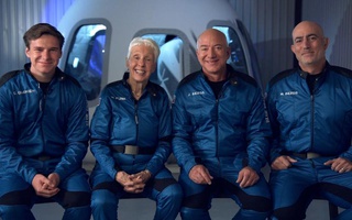 Jeff Bezos đặt mục tiêu doanh thu 100 triệu USD từ du lịch vũ trụ