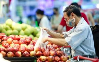 CLIP: “Đột nhập” siêu thị xem nguồn hàng trong ngày giãn cách xã hội