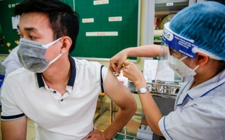 CLIP: Hà Nội bắt đầu tiêm vắc-xin Covid-19 diện rộng cho người dân