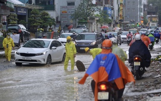 Nhiều tuyến phố Hà Nội ngập sâu trong trận mưa giải nhiệt