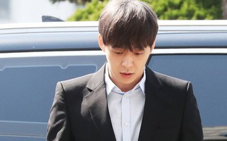 “Hoàng tử gác mái” Park Yoo Chun bị quản lý lật mặt, dọa bóc phốt