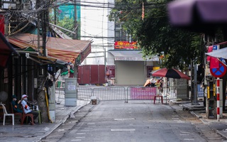 CLIP: Cuộc sống của người dân 2 con phố ở trung tâm Hà Nội bị cách ly hiện ra sao?