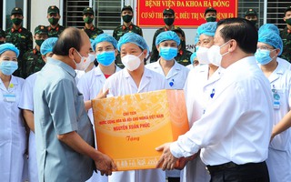Chủ tịch nước Nguyễn Xuân Phúc đến thăm, động viên nhân viên y tế, người dân Hà Nội