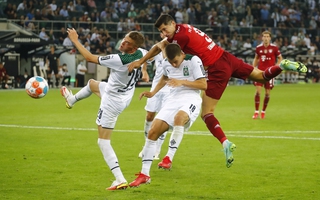 Siêu sao Lewandowski "nổ súng", Bayern Munich thoát thua trận ra quân Bundesliga
