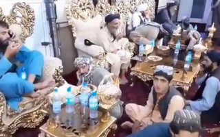 Taliban thưởng trà trong dinh thự xa hoa của lãnh chúa Afghanistan
