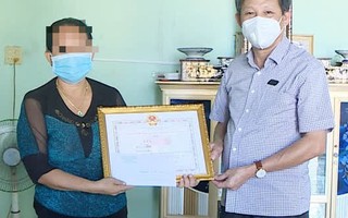 Tố giác người đang cách ly nhưng đi “lung tung”, một phụ nữ được khen thưởng