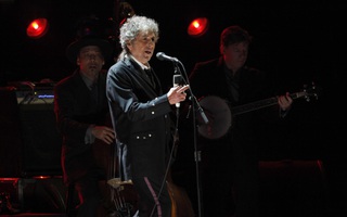 Danh ca Bob Dylan bị tố lạm dụng tình dục bé gái 12 tuổi