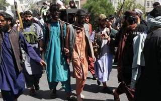 Afghanistan: Ám ảnh cảnh 2 người đàn ông diễu hành với thòng lọng quanh cổ