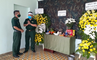 Sĩ quan biên phòng lập bàn thờ bái vọng mẹ qua đời ở bệnh viện dã chiến