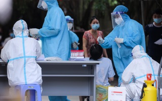CLIP: Hàng trăm nhân viên y tế lấy mẫu liên quan chùm ca nhiễm SARS-CoV-2 phức tạp