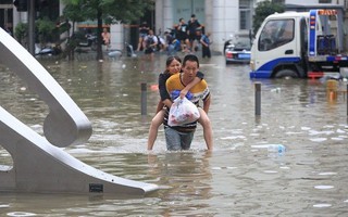 Trung Quốc cảnh báo lũ kịch khung, Mỹ khẩn cấp lo bão biển