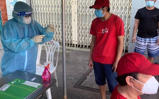 Nhân viên y tế đến tận nhà hướng dẫn người dân lấy mẫu xét nghiệm SARS-CoV-2