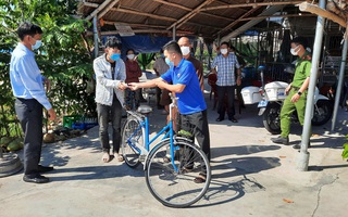 Đi bộ từ Quảng Ngãi về quê, chàng trai Thanh Hóa được bà con Quảng Nam tặng tiền, xe máy