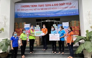 Hội Liên hiệp Phụ nữ TP HCM trao 6.500 phần quà, tăng cường đi chợ hộ cho người dân
