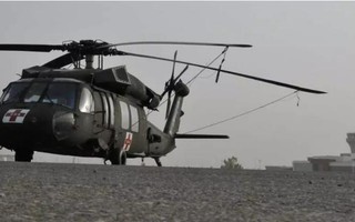 Taliban lái trực thăng Black Hawk của Mỹ lượn quanh sân bay