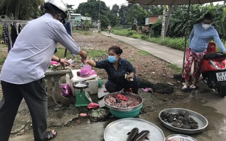 TP HCM: Người dân một hẻm ở Bình Tân vô tư họp chợ giữa tâm dịch