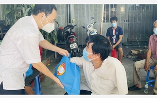 Công nhân xúc động nhận "túi an sinh xã hội" từ lãnh đạo TP Thủ Đức