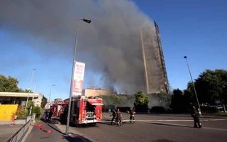 Ý: Tòa nhà 20 tầng bốc cháy ngùn ngụt