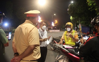 Người uống rượu lái ôtô ra đường sau 18 giờ ở TP Biên Hòa, bất hợp tác với lực lượng chức năng là ai?