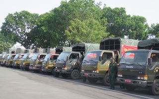 Bộ Tư lệnh TP HCM xuất quân thực hiện chiến dịch "100.000 phần quà hỗ trợ nhân dân"