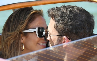 Hình ảnh Jennifer Lopez và Ben Affleck tình tứ tại Ý gây sốt
